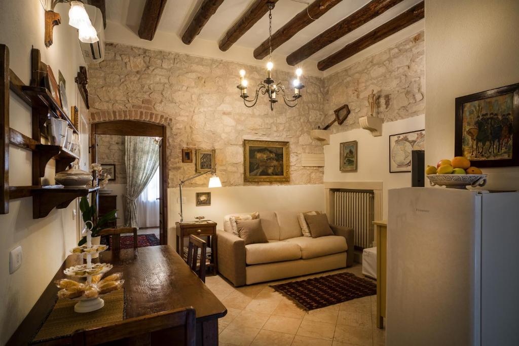 A seating area at Il Calamaio