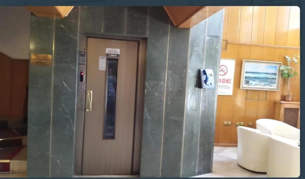 un ascensore in un edificio con porta di SPOR HOTEL a Ankara