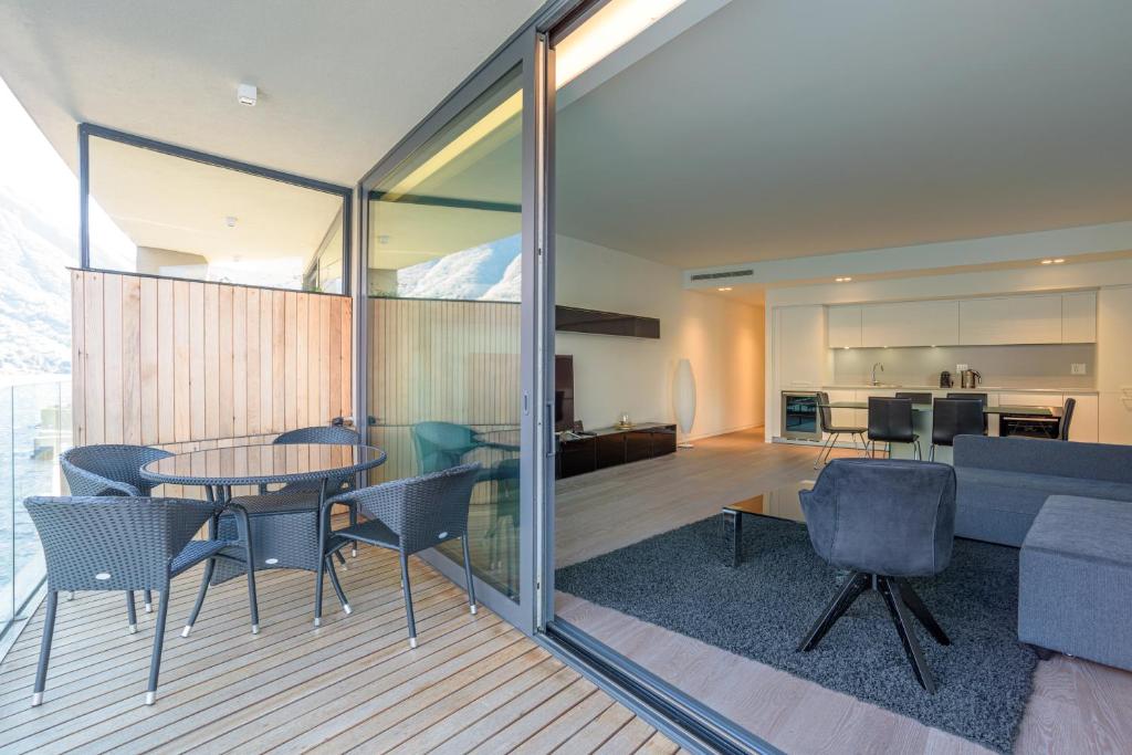 Posezení v ubytování [Lakefront Apartment] Private Parking and Pool
