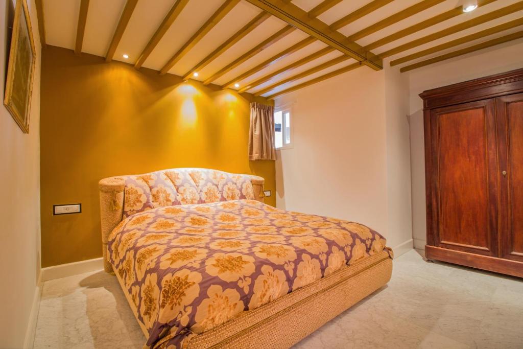 Schlafzimmer mit einem Bett und einem Holzschrank in der Unterkunft The Royal Suite - R.Q.C. in Den Haag