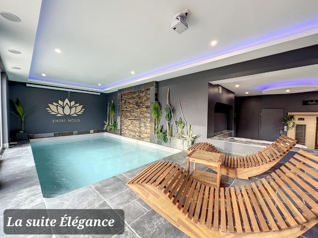 Bazén v ubytovaní Chambre avec spa, piscine et sauna privatif alebo v jeho blízkosti