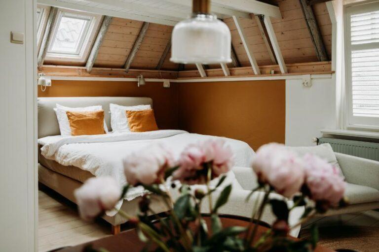 Een bed of bedden in een kamer bij Guesthouse in het Voorhuys