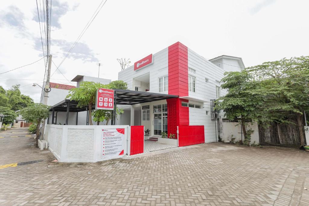 RedDoorz Syariah near GOR Bung Karno Nganjuk - Housity