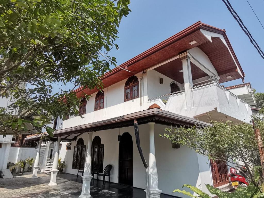 une maison blanche avec un toit rouge dans l'établissement Sun and Sand Apartment, à Ahangama