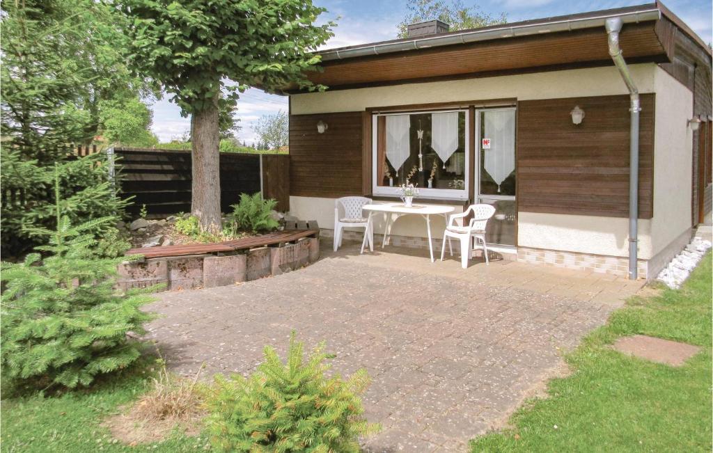 eine Terrasse mit einem Tisch und Stühlen im Hinterhof in der Unterkunft Ferienhaus Am Hagenberg U in Stiege