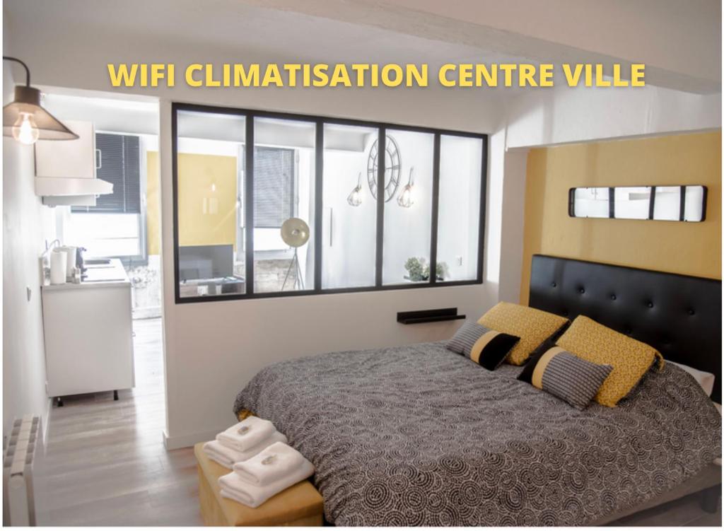 une chambre avec un lit dans une pièce avec une fenêtre dans l'établissement Aventure Avignonnaise - AUTHENTIQUE - INTRAMUROS - CITY CENTER, à Avignon