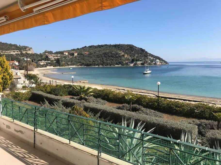 vista su una spiaggia con barca in acqua di Golden Coast Panagias Apartment a Volos