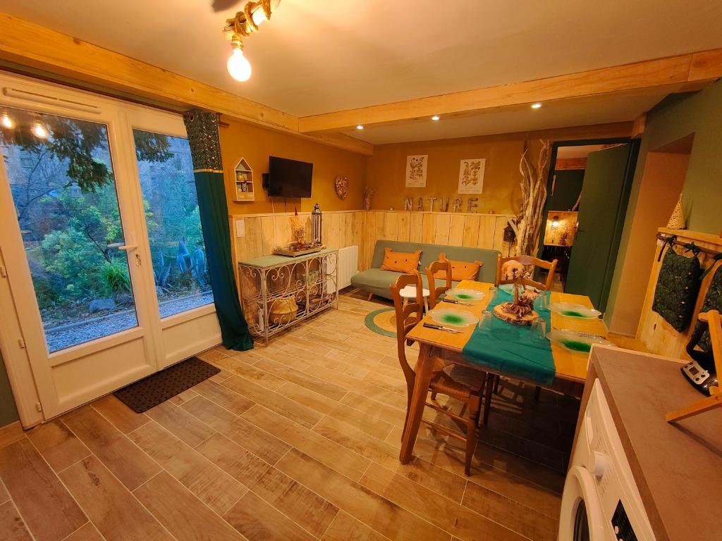 TV a/nebo společenská místnost v ubytování Le gîte '' Au fil de l'eau ''