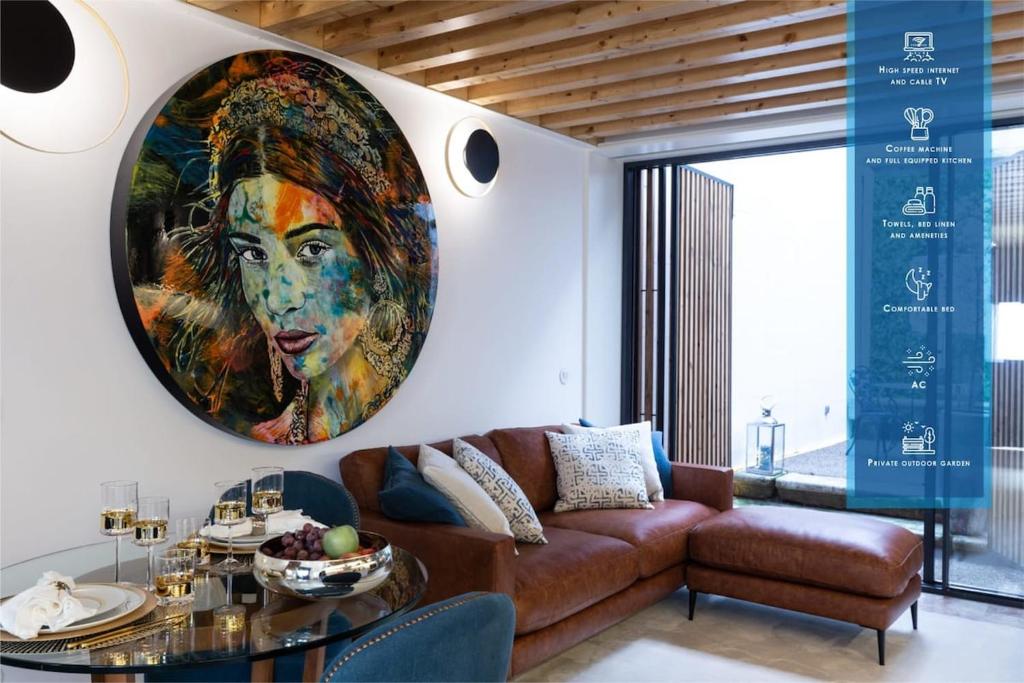 un soggiorno con un grande dipinto di una donna di Porto Historic Luxury House a Porto