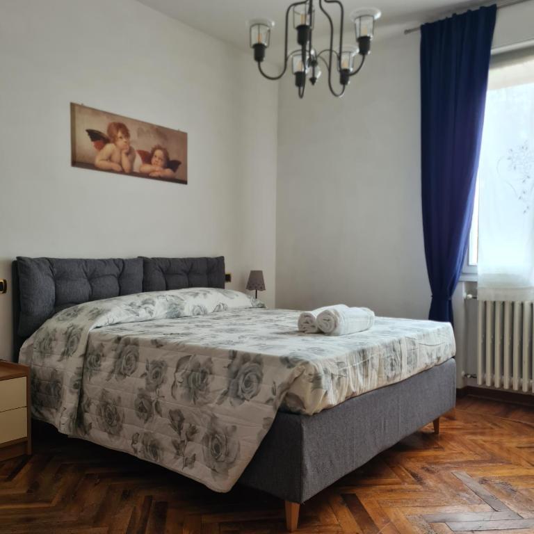 - une chambre avec un lit et une couverture dans l'établissement via Matteotti 102, à Bazzano Bologna