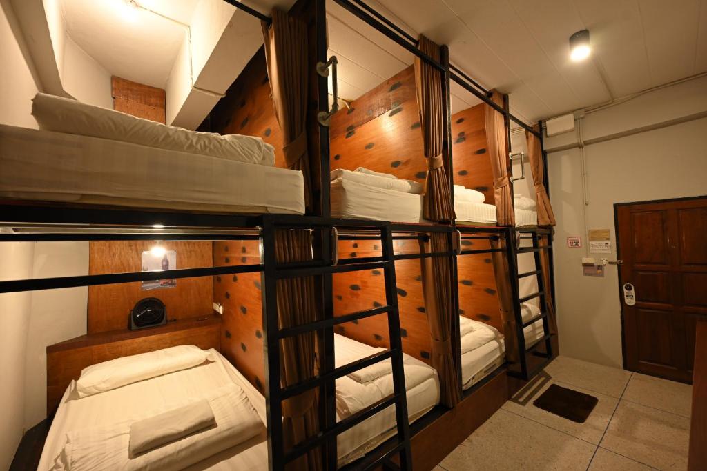 Postel nebo postele na pokoji v ubytování The 8 Factory Hotel Phitsanulok