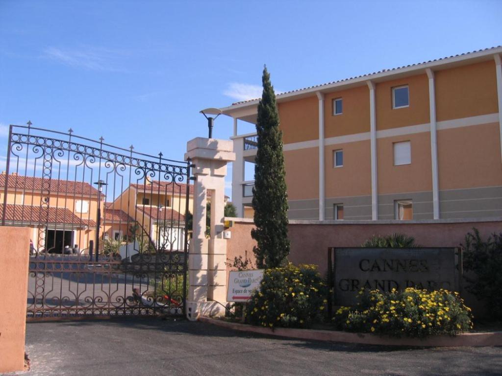 un bâtiment avec une porte devant lui dans l'établissement Appartement duplex 6 personnes Cannes Grand Parc, à Cannes