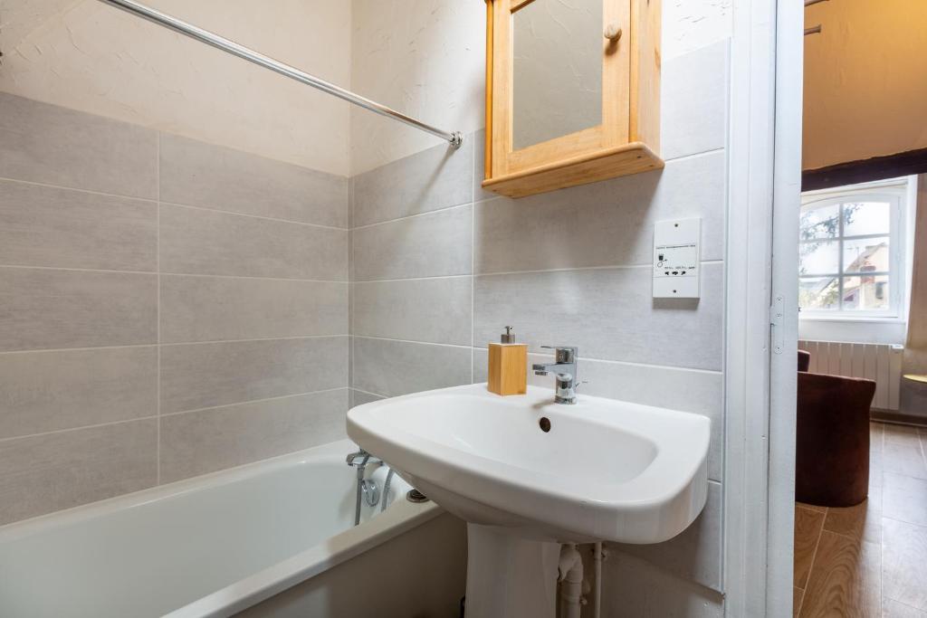 Kúpeľňa v ubytovaní Le Grand St Aignan - Appt centre ville pour 2