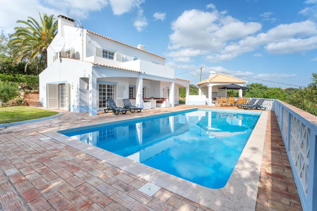 uma villa com piscina em frente a uma casa em Quiet Spacious House - Swimming Pool em Benagil