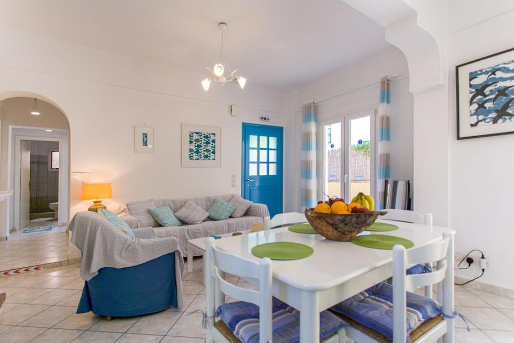 sala de estar con mesa y sofá en Elsa House ground floor, en Ágios Stéfanos