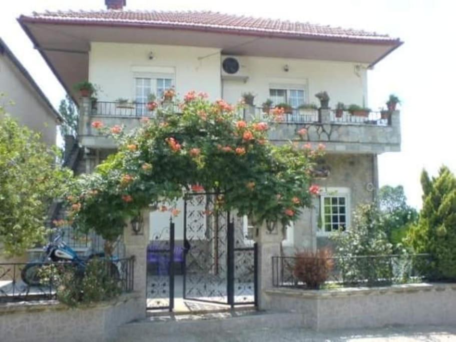 una casa con un cancello con dei fiori sopra di Mama Sofia's house 