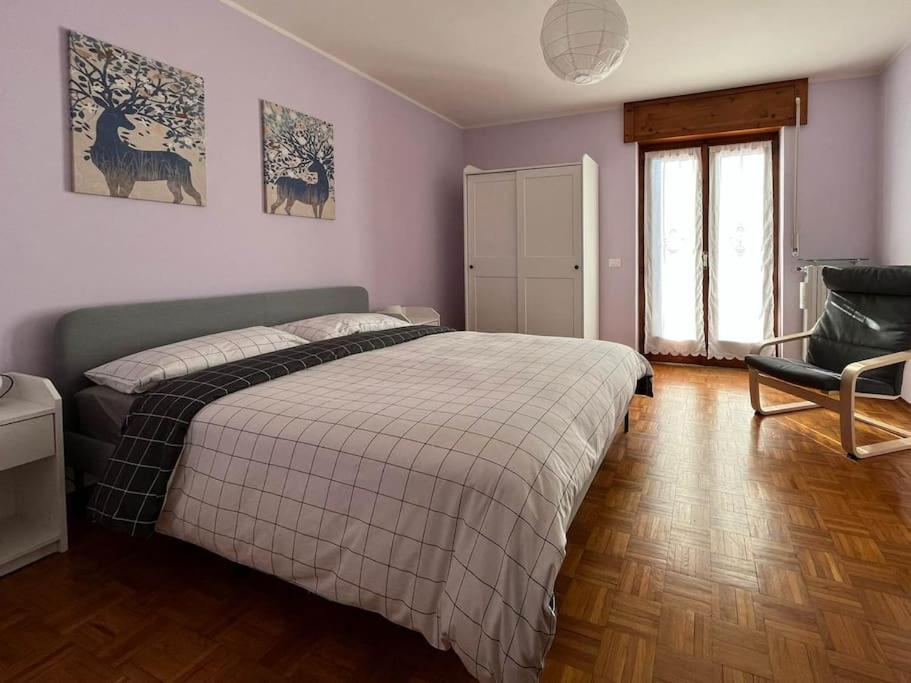 una camera con un letto e una sedia e una finestra di Appartamento Ai Rododendri a Pray