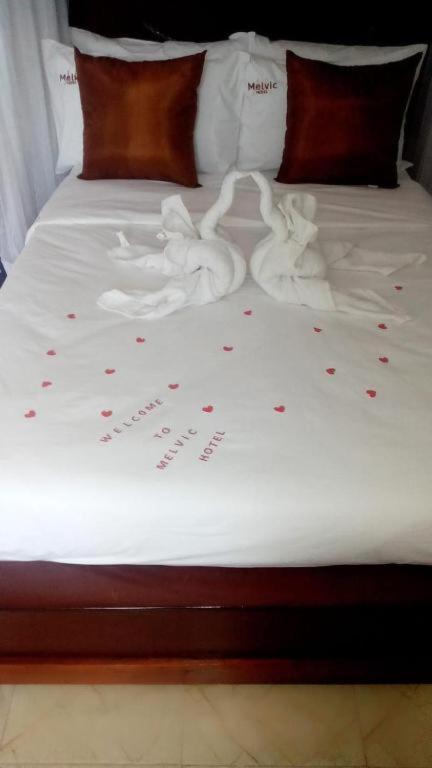 Postel nebo postele na pokoji v ubytování Melvic Hotel