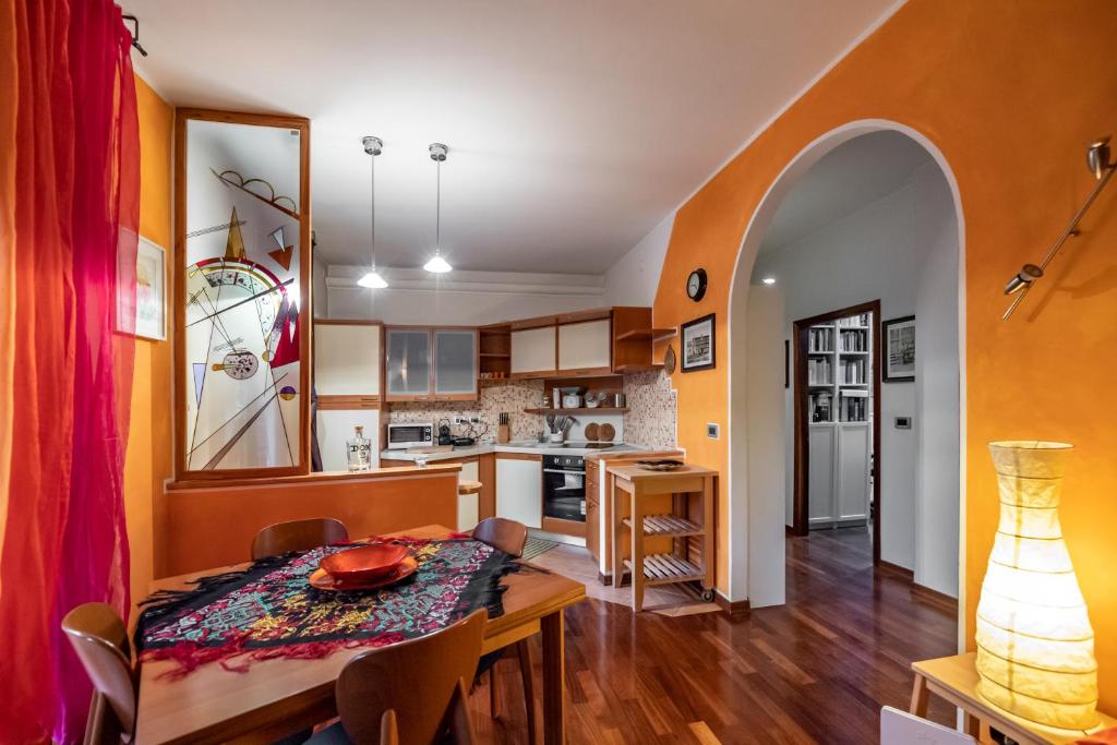 a kitchen and dining room with a table and chairs at Mestre da Luca Apartment con posto auto! in Mestre