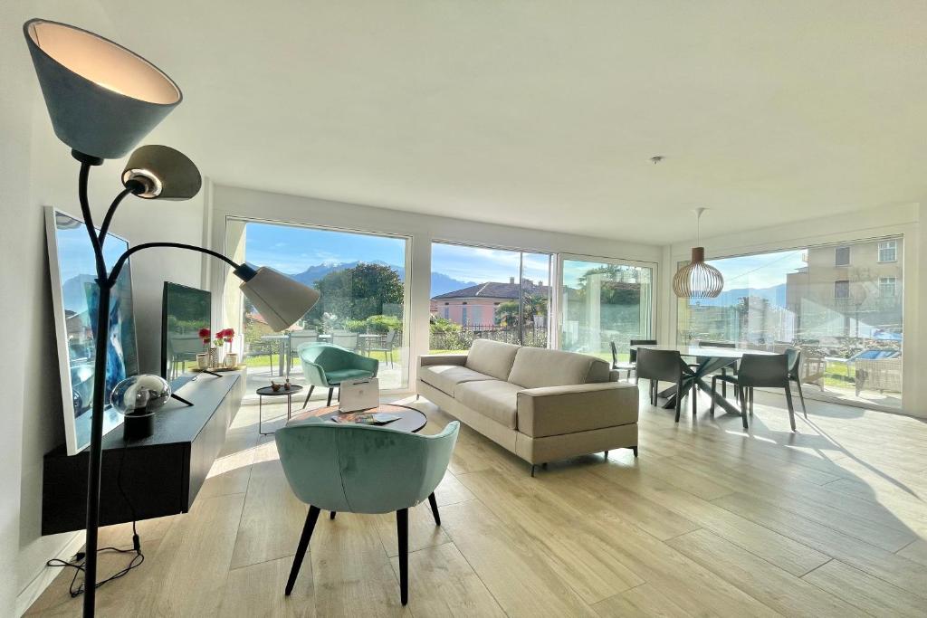 una sala de estar con un sofá y una mesa en Condominio Modern House, en Menaggio