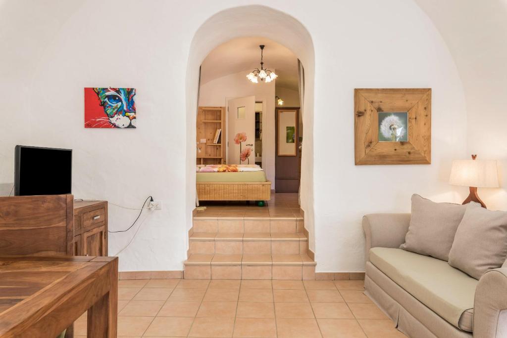 ein Wohnzimmer mit Sofa und ein Schlafzimmer in der Unterkunft Moserhof Ferienwohnung Sunnseit in Sarntal