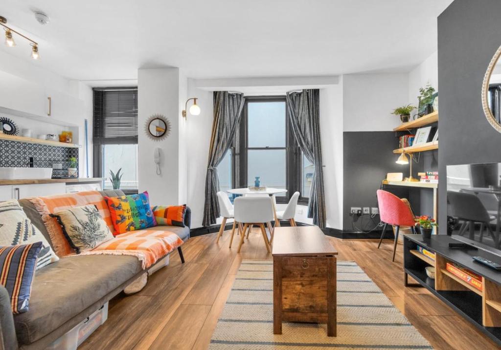 Olive Apartment Three By My Getaways في برايتون أند هوف: غرفة معيشة مع أريكة وطاولة