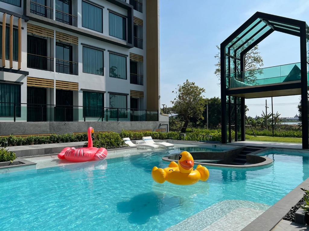 Bazén v ubytování Crystal Srivaree Suvarnabhumi Hotel nebo v jeho okolí