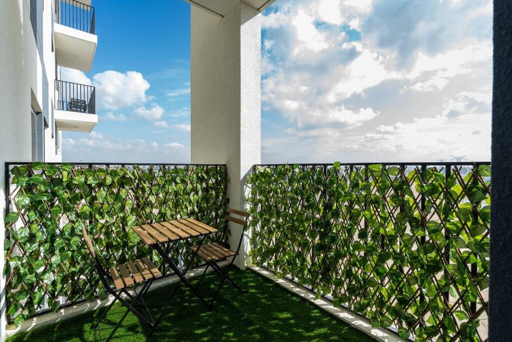 Metro 3min Away & Great 2BD & Shopping mall