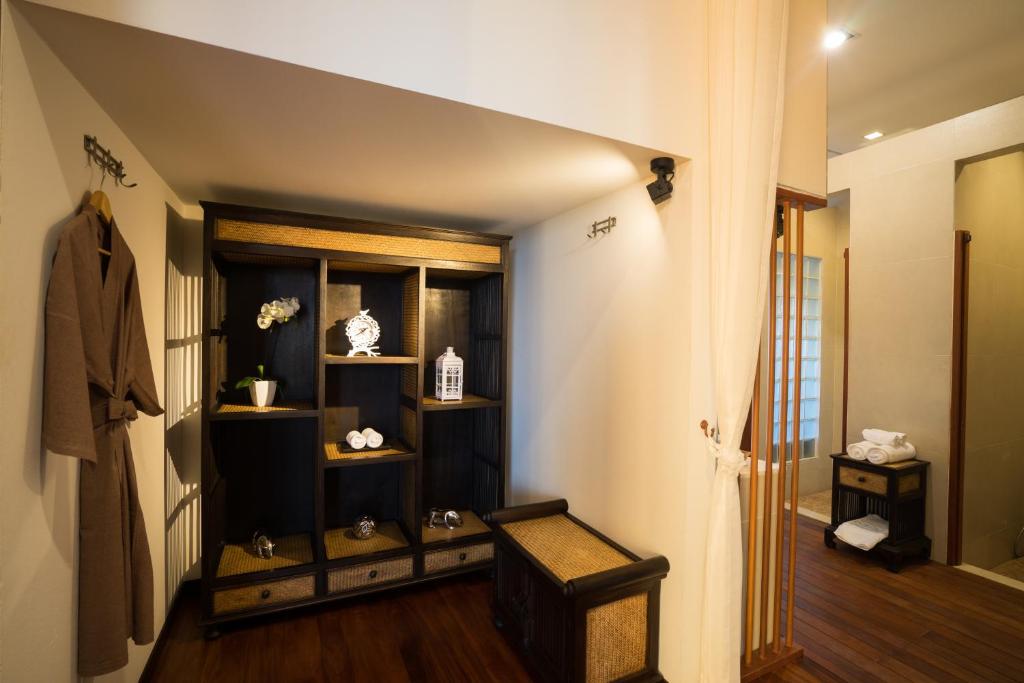 a hallway with a shelf with vases on it at Amanta Hotel Nongkhai in Nong Khai
