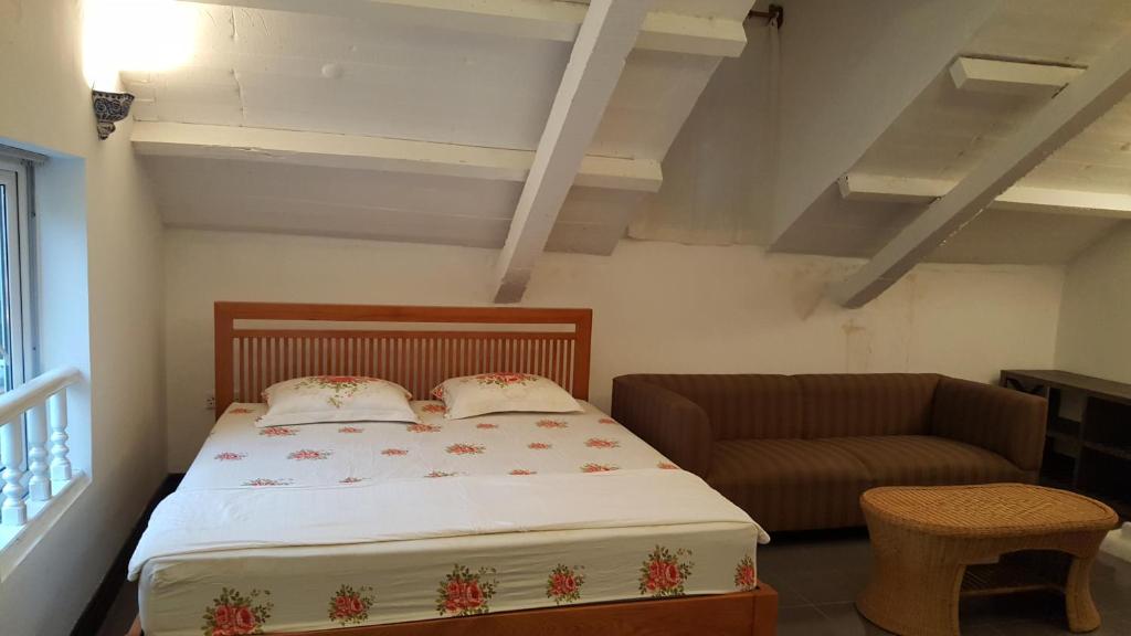 Postel nebo postele na pokoji v ubytování Best Price Hồ Tây Villa Rooms with Garden & Pool for Long Stay
