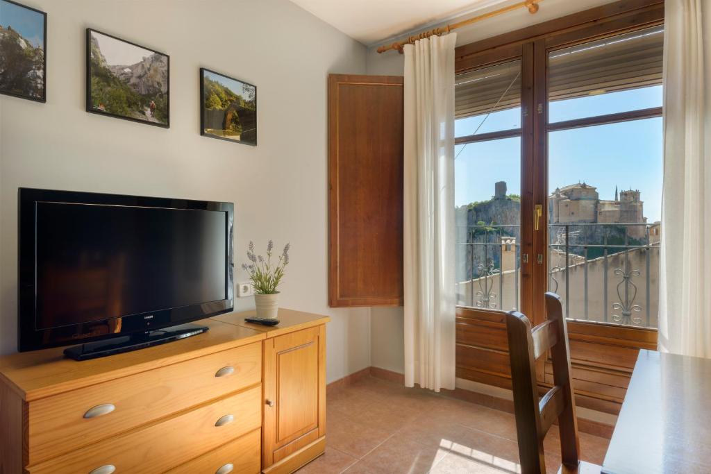 Una televisión o centro de entretenimiento en Apartamentos Casa Aurelia