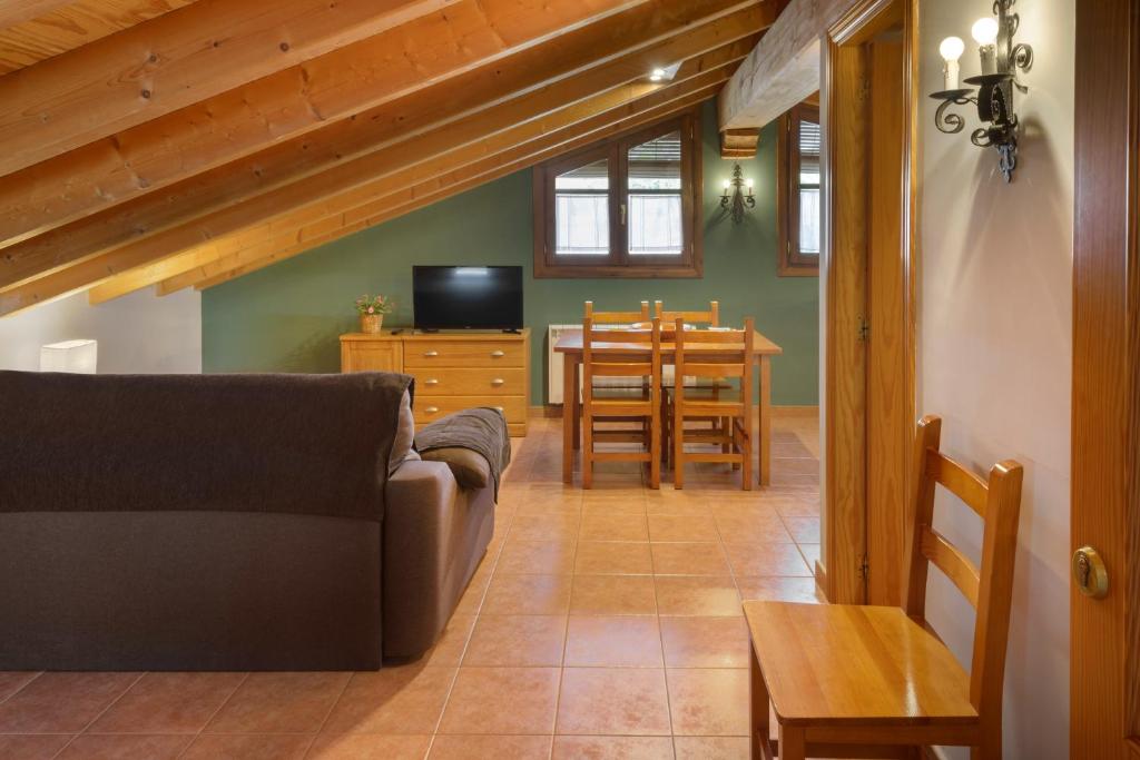 Una televisión o centro de entretenimiento en Apartamentos Casa Aurelia
