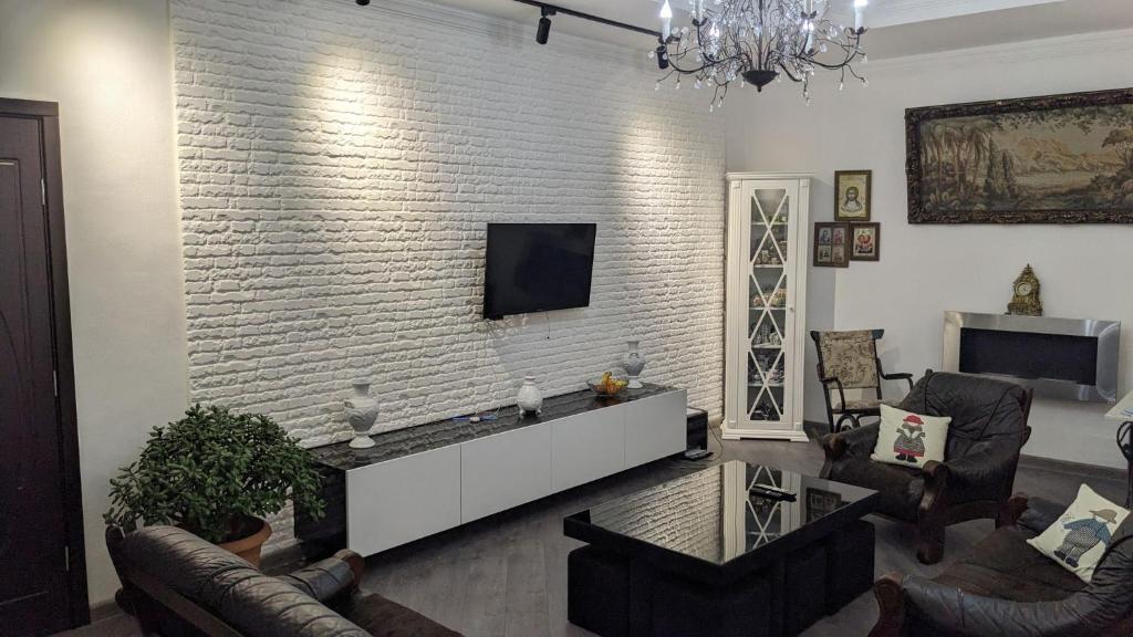TV a/nebo společenská místnost v ubytování Tirkius House