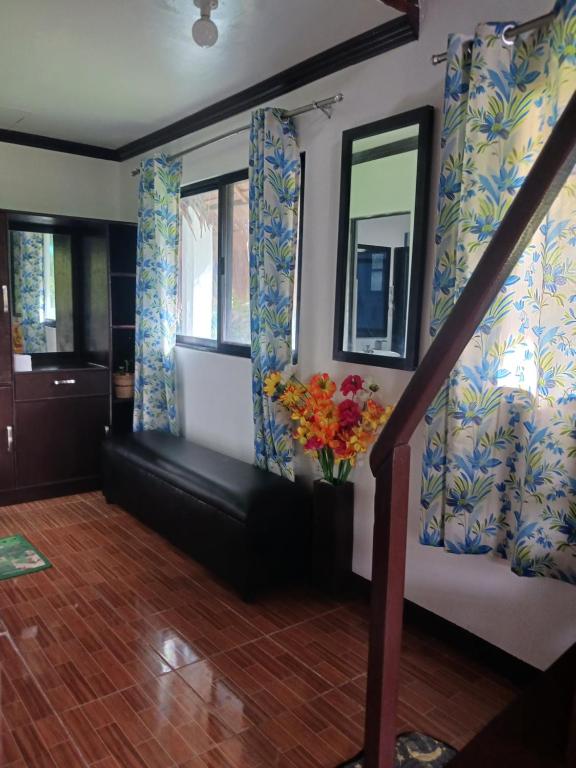 Posezení v ubytování Weeroona Huts Homestay Pacifico