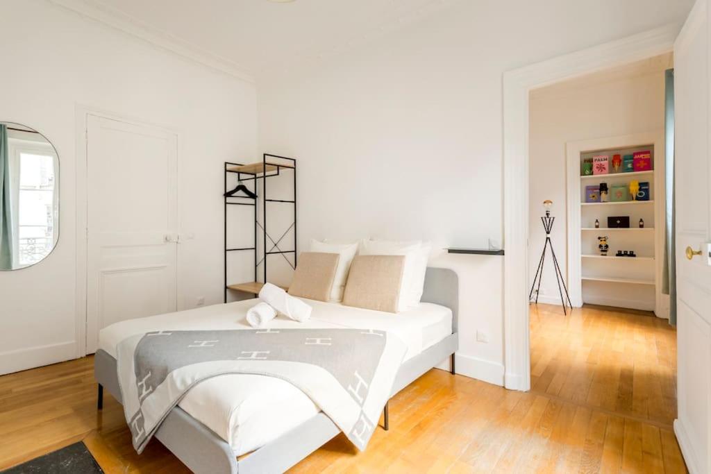 巴黎的住宿－SLEEPOO - Paradise 6，一间白色卧室,卧室内配有一张床