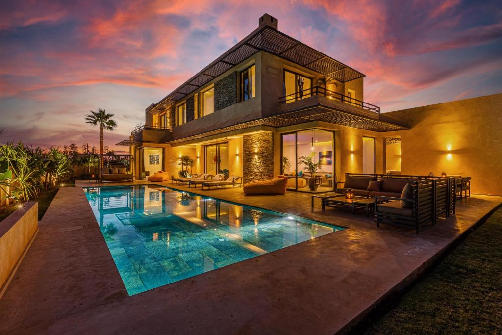 una casa con piscina frente a una casa en VILLA 103 - Luxury Getaway - Private Jacuzzi, en Marrakech