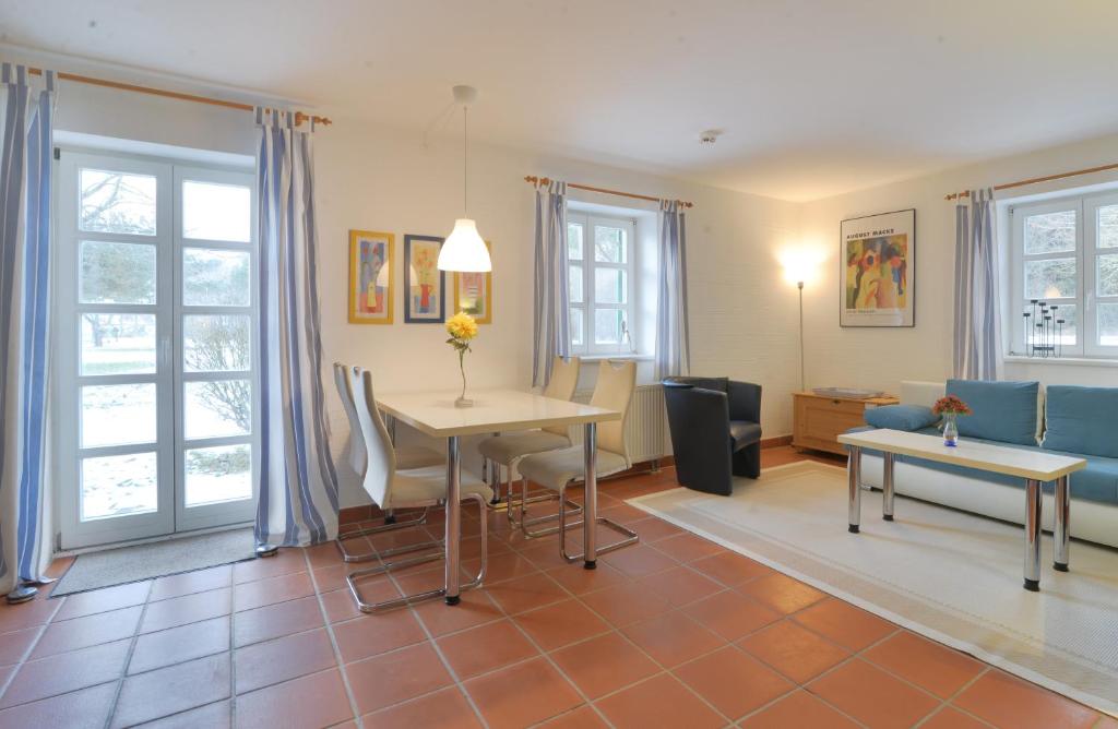 Posezení v ubytování Strand-Wohnung am Bakenberg