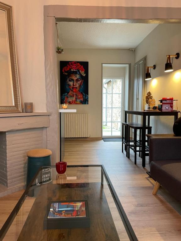 sala de estar con sofá y mesa en Maison Coconing à Pacy sur Eure, en Pacy-sur-Eure