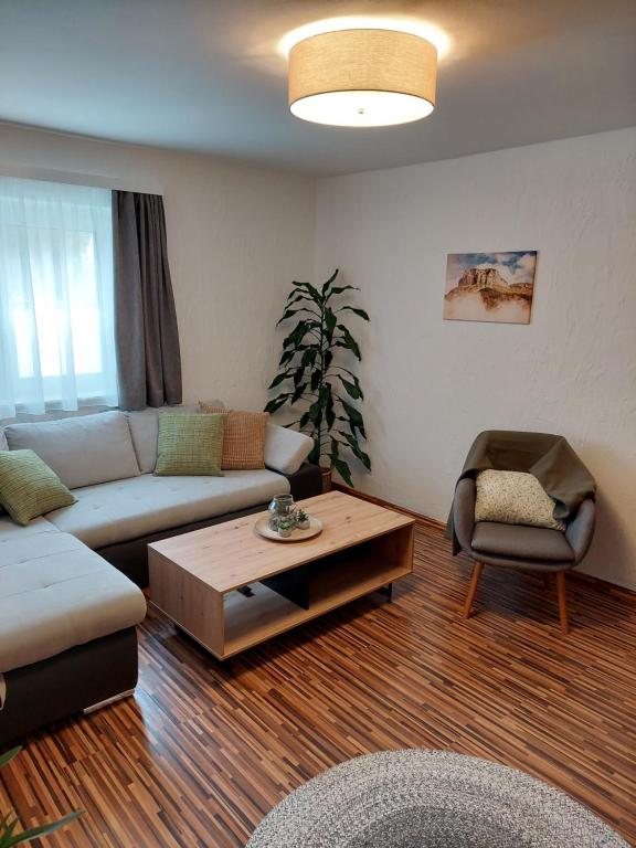 ein Wohnzimmer mit einem Sofa und einem Couchtisch in der Unterkunft Ferienwohnung Werner Pucher OG in Altaussee