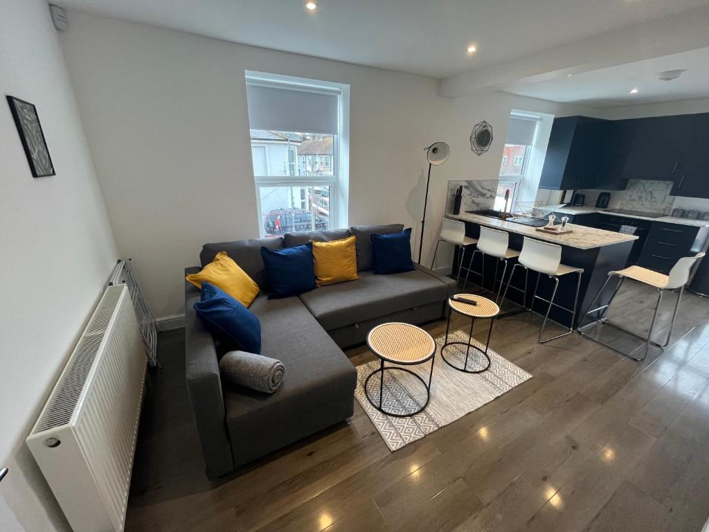 uma sala de estar com um sofá e uma cozinha em Corner Stone House - Apartment 1 em Great Yarmouth