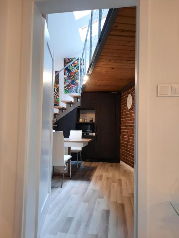 Exclusive Art Apartment - 10