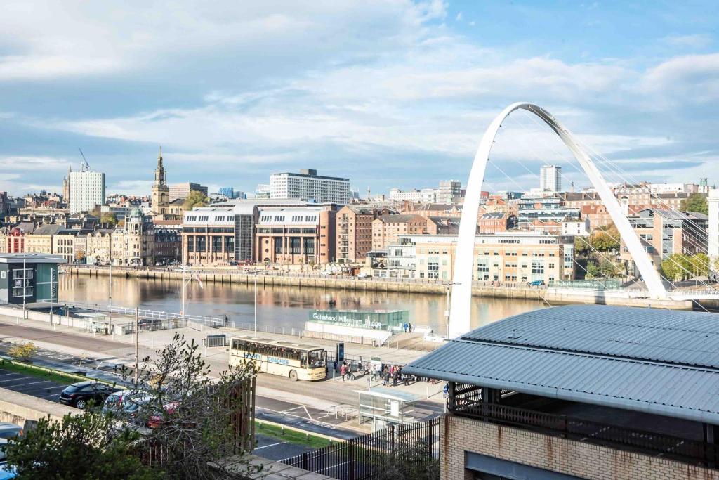 a view of a city with the gateway arch at Newcastle River View Quayside Apartment - Private Parking - Sleeps 7 - City Centre Walking Distance in Gateshead