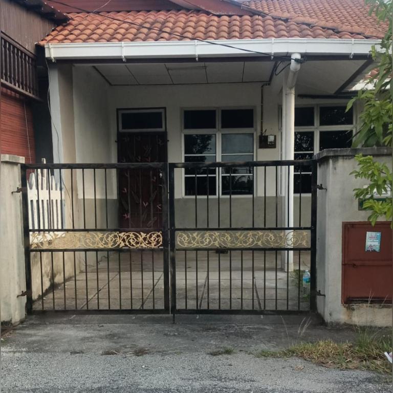 ein Eisentor vor einem Haus in der Unterkunft AdisIndah Homestay in Kuala Terengganu