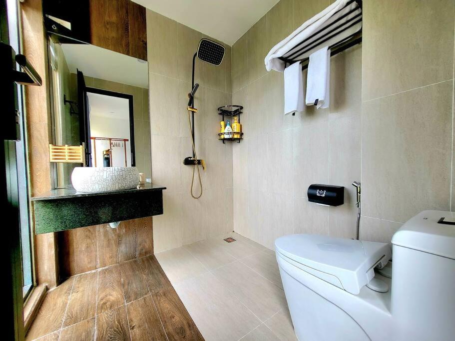 een badkamer met een toilet en een wastafel bij Delightful Romantic 4-BR Villa in Hội An