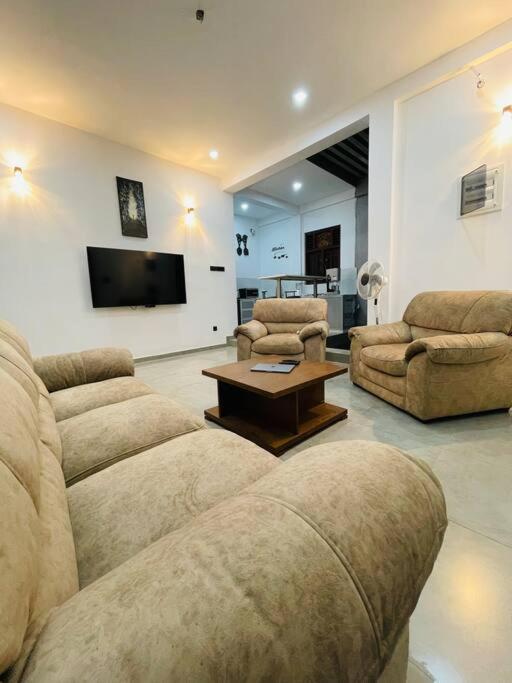 TV a/nebo společenská místnost v ubytování sunset villa