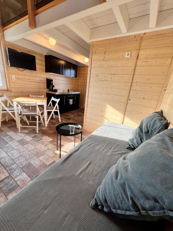 een slaapkamer met een bed en een tafel en stoelen bij EMSLAND-CAMP 