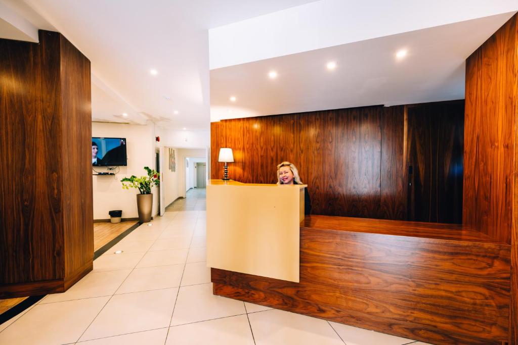 TV a/nebo společenská místnost v ubytování Primera Hotel