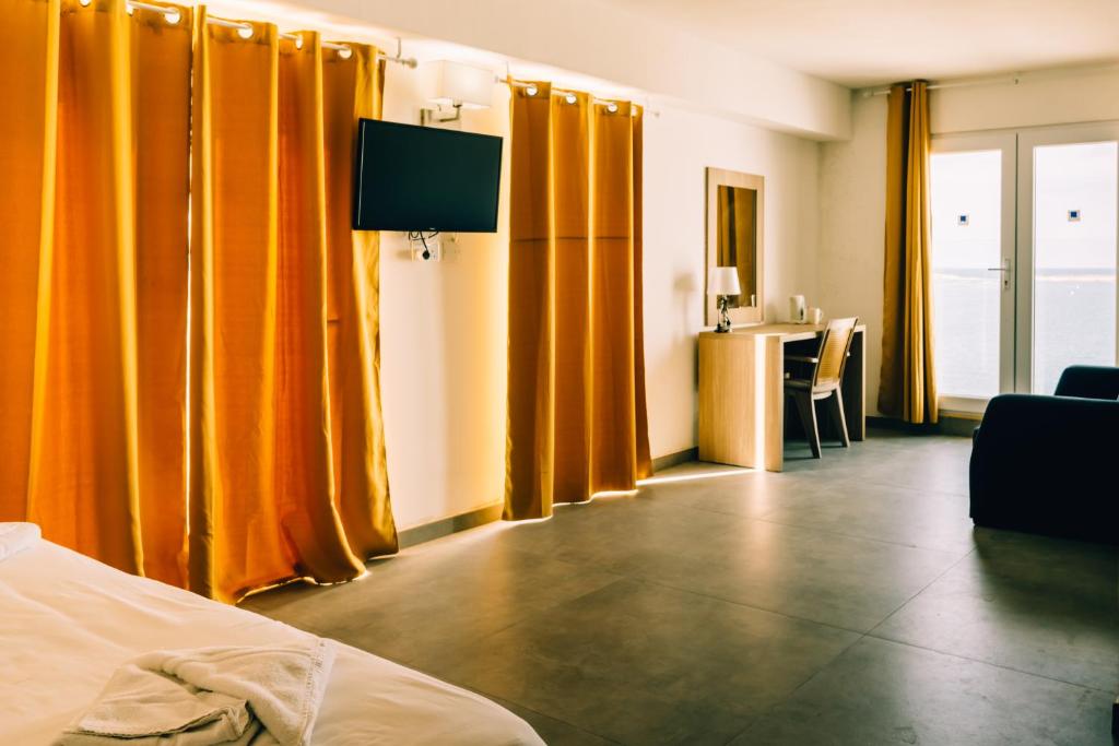 TV a/nebo společenská místnost v ubytování Primera Hotel