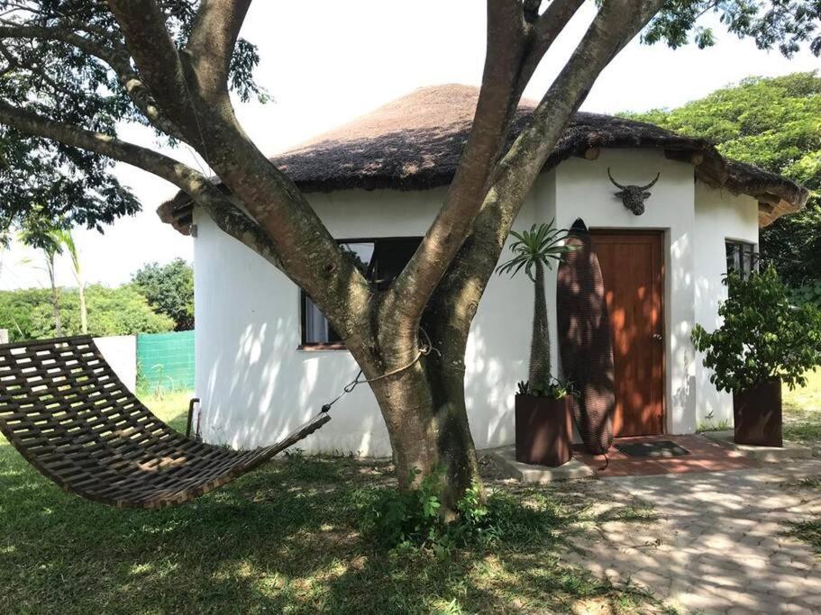 une maison avec un hamac en face de celle-ci dans l'établissement The Rondavel @ Foundation Lodge, à Sodwana Bay