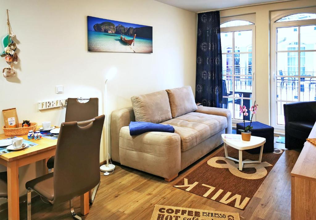 ein Wohnzimmer mit einem Sofa und einem Tisch in der Unterkunft Haus Meeresblick - Ferienwohnung Strandidyll A 1.16 (Ref. 128659 u2) in Baabe